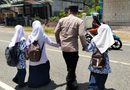 Peduli Keselamatan Pelajar, Polsubsektor Setia Rutin Gelar Strong Point Bantu Anak Sekolah Menyeberang Jalan Peduli Keselamatan Pelajar, Polsubsektor Setia Rutin Gelar Strong Point Bantu Anak Sekolah Menyeberang Jalan