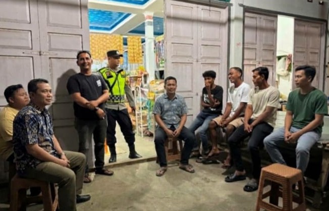 Bhabinkamtibmas Polsubsektor Setia Gelar Patroli Malam, Imbau Masyarakat Waspada Curah Hujan Tinggi di Abdya Bhabinkamtibmas Polsubsektor Setia Gelar Patroli Malam, Imbau Masyarakat Waspada Curah Hujan Tinggi di Abdya