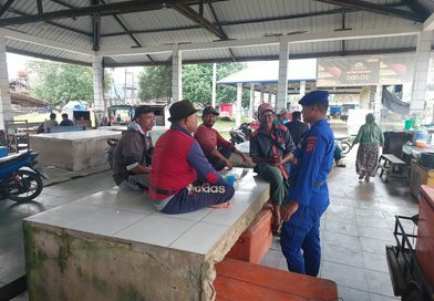 Jaga Pesisir Susoh Tetap Kondusif, Sat Polairud Polres Abdya Sambangi Nelayan di TPI Ujung Serangga Waspada Terhadap Cuaca ekstrem Jaga Pesisir Susoh Tetap Kondusif, Sat Polairud Polres Abdya Sambangi Nelayan di TPI Ujung Serangga Waspada Terhadap Cuaca ekstrem