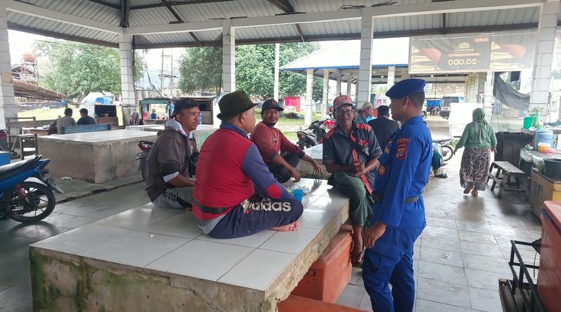 Jaga Pesisir Susoh Tetap Kondusif, Sat Polairud Polres Abdya Sambangi Nelayan di TPI Ujung Serangga Waspada Terhadap Cuaca ekstrem Jaga Pesisir Susoh Tetap Kondusif, Sat Polairud Polres Abdya Sambangi Nelayan di TPI Ujung Serangga Waspada Terhadap Cuaca ekstrem