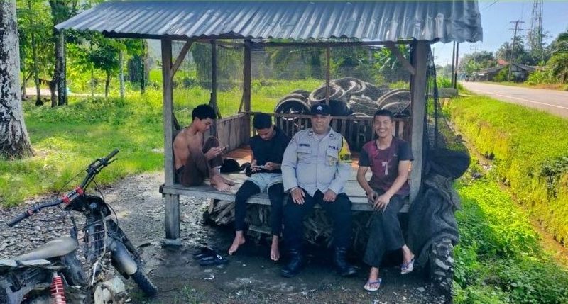 Antisipasi Kejahatan Siang Hari, Bhabinkamtibmas Polsek Kuala Bate Polres Abdya Rutin Gelar Patroli Siang Antisipasi Kejahatan Siang Hari, Bhabinkamtibmas Polsek Kuala Bate Polres Abdya Rutin Gelar Patroli Siang